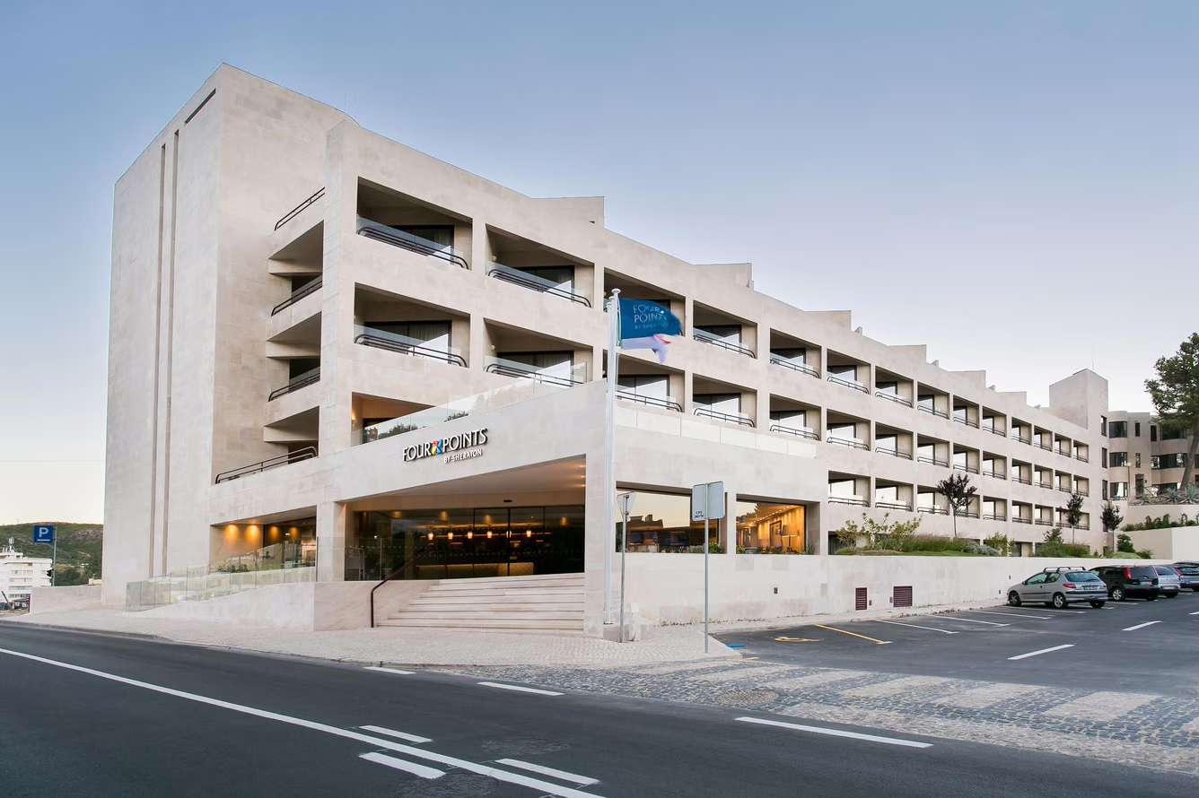 Fachada e entrada principal do Four Points by Sheraton Sesimbra