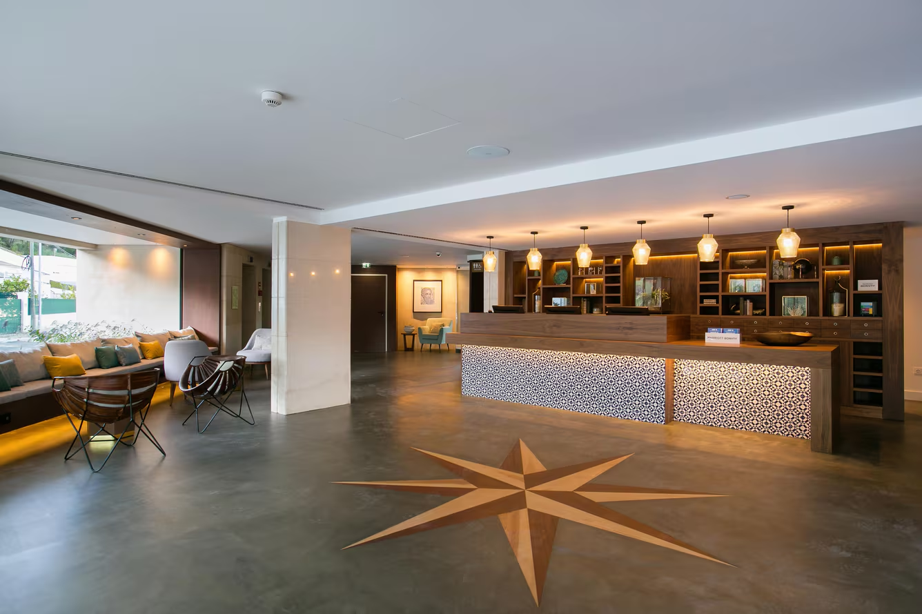 Receção do hotel com rosa dos ventos no pavimento