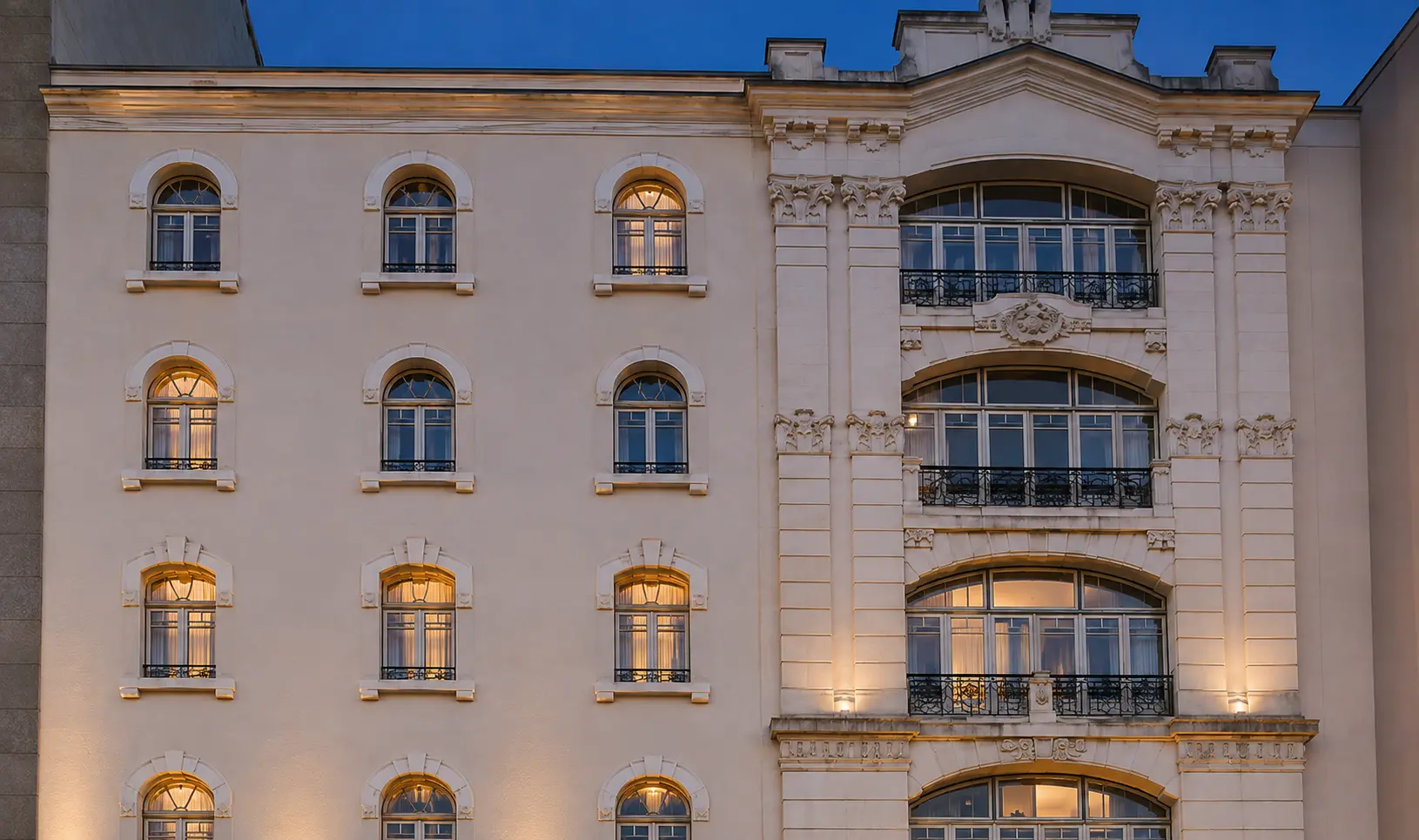 Fachada do edifício iluminada ao anoitecer