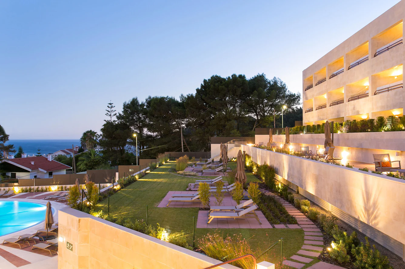 Terraços e jardins iluminados ao anoitecer
