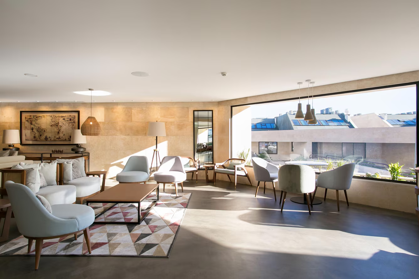 Lounge com luz natural e amplas janelas
