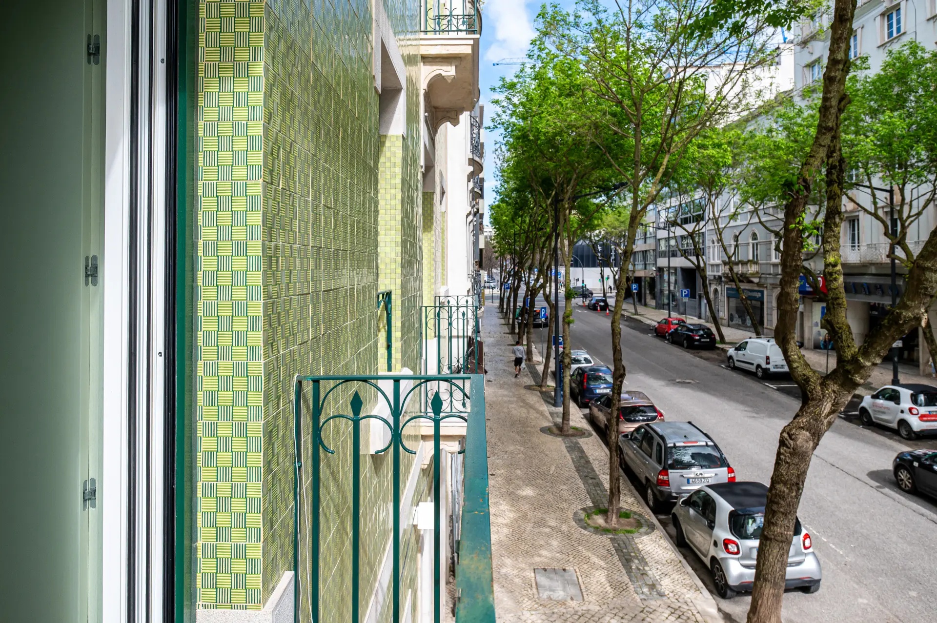 Vista da varanda sobre a avenida arborizada