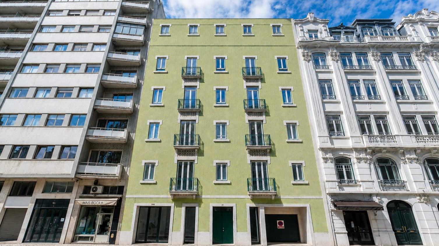Fachada frontal em azulejo verde do Avenida Living, Avenida João Crisóstomo