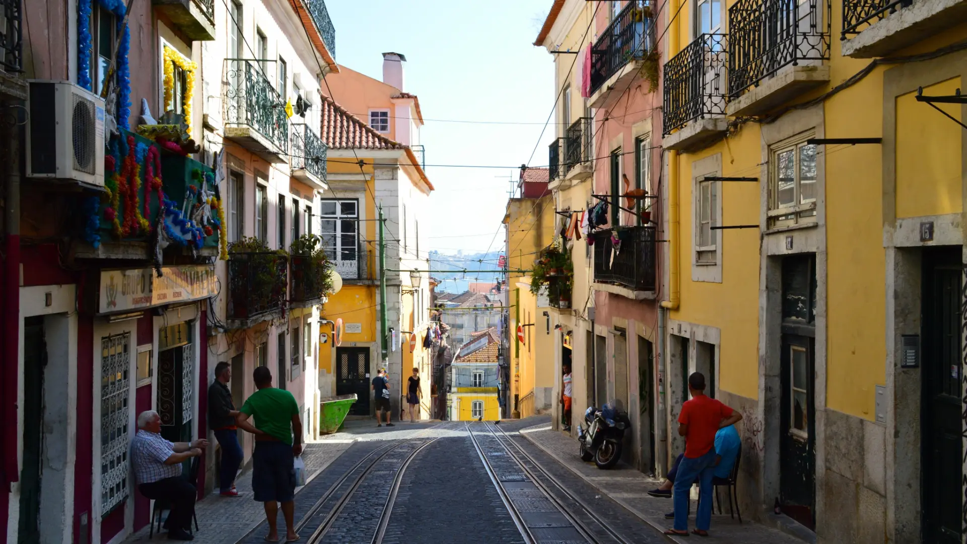 Rua típica do Bairro Alto, Lisboa, próxima do Barroca 117
