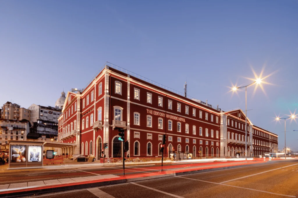 The Editory Riverside Hotel e o Panteão Nacional na frente ribeirinha de Santa Apolónia, Lisboa