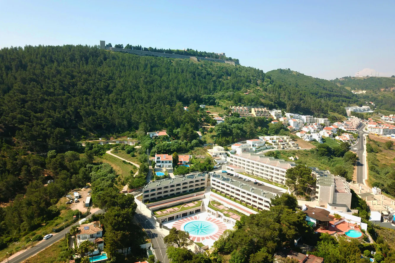 Vista aérea do hotel entre a Serra da Arrábida e o castelo de Sesimbra