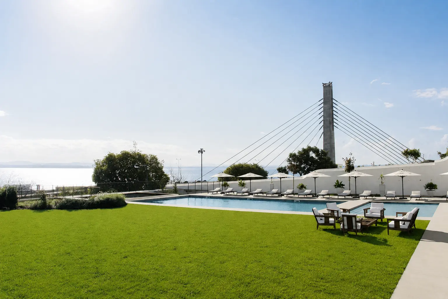 Relvado e piscina do Cruz da Pedra Palace frente ao Tejo