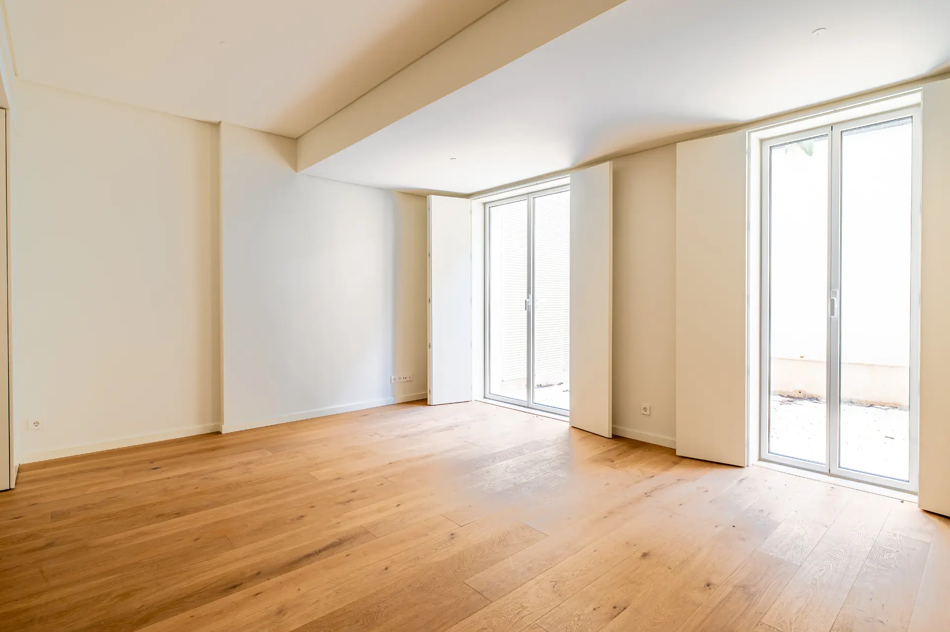 Sala com envidraçados e acesso a terraço