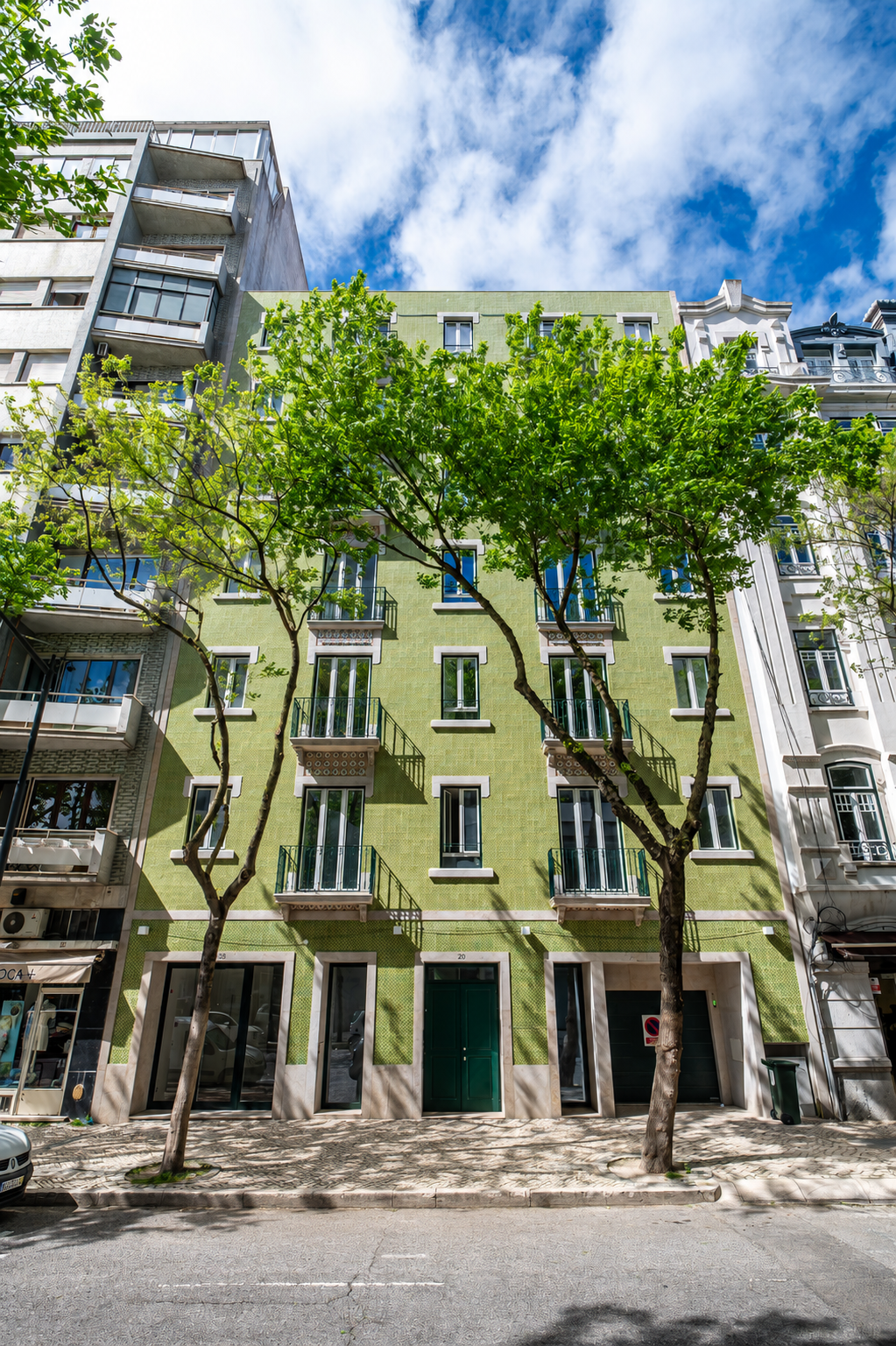 Fachada em azulejo verde do Avenida Living, Avenida João Crisóstomo