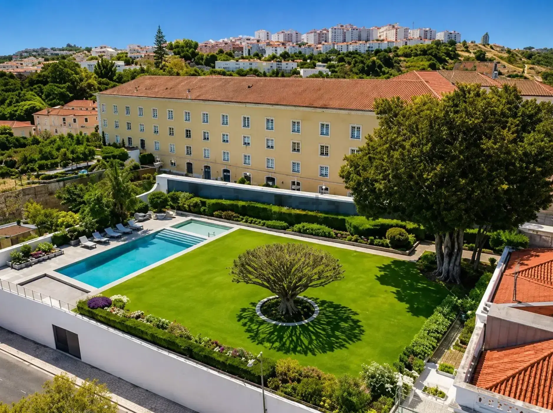 Edifício histórico com jardim e piscina em Lisboa