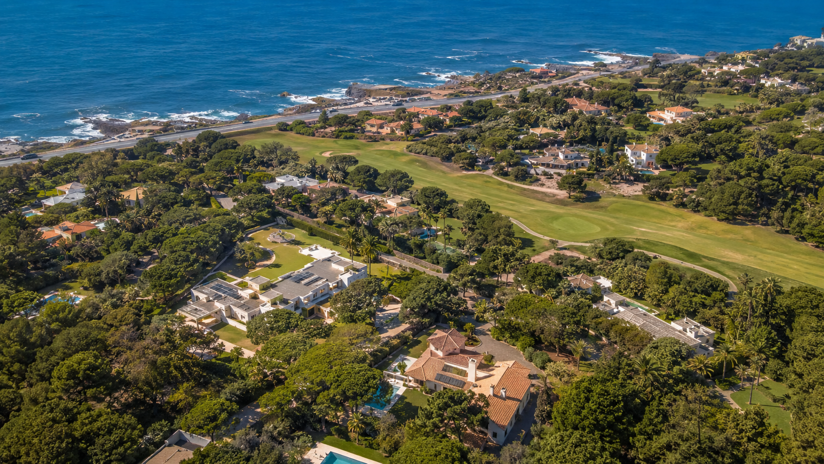 Vista aérea da Quinta da Marinha e da costa de Cascais