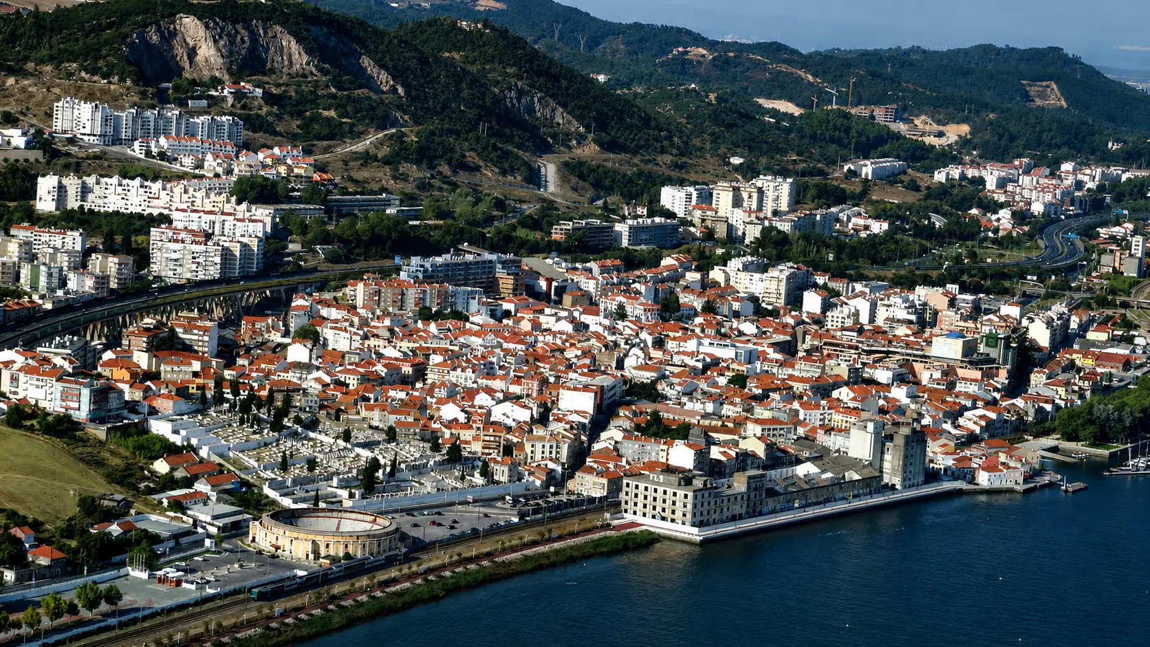 Vista aérea de Vila Franca de Xira e a sua praça de touros junto ao Tejo