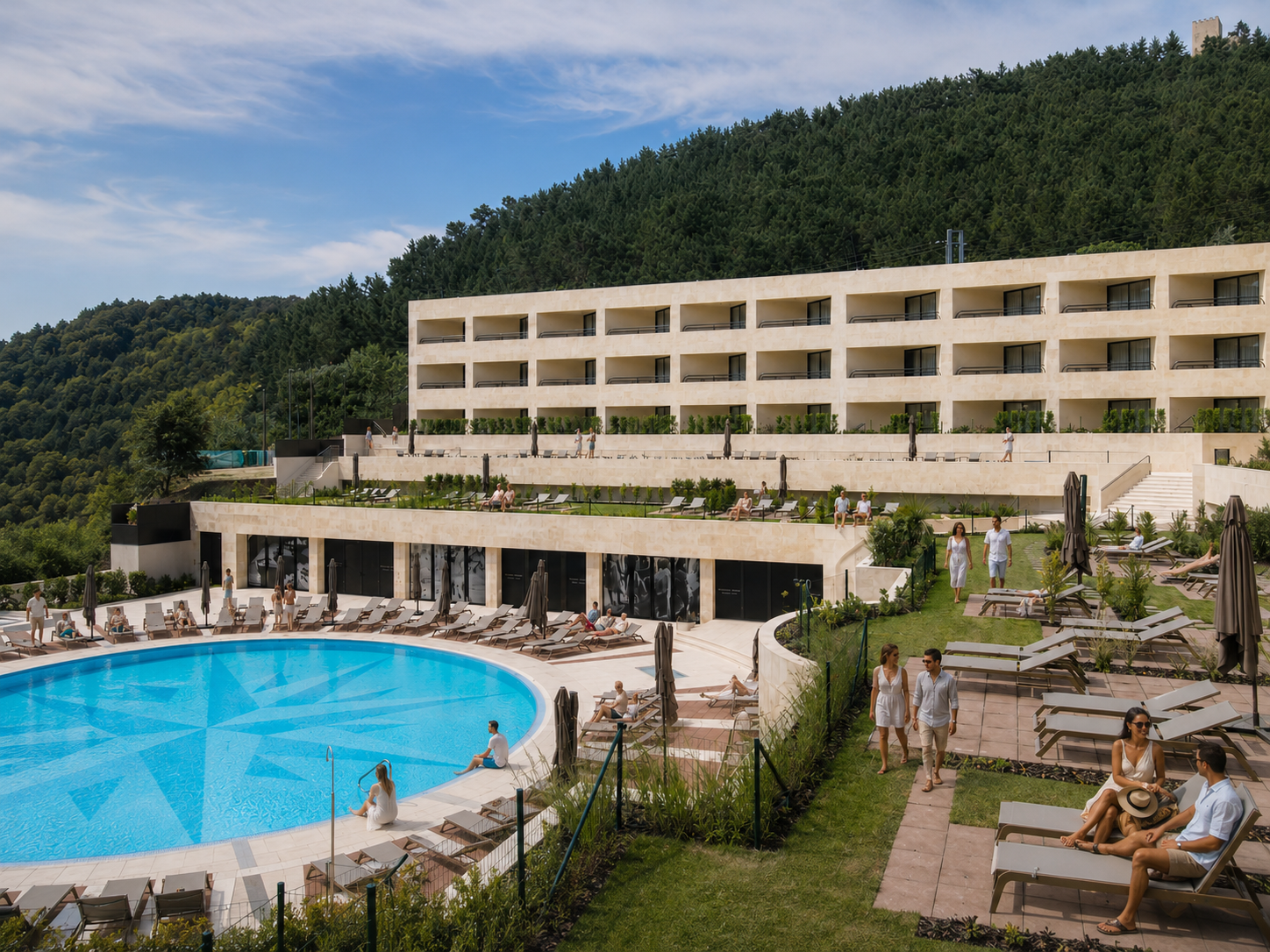 Four Points by Sheraton Sesimbra, piscina exterior e fachada em dia de sol