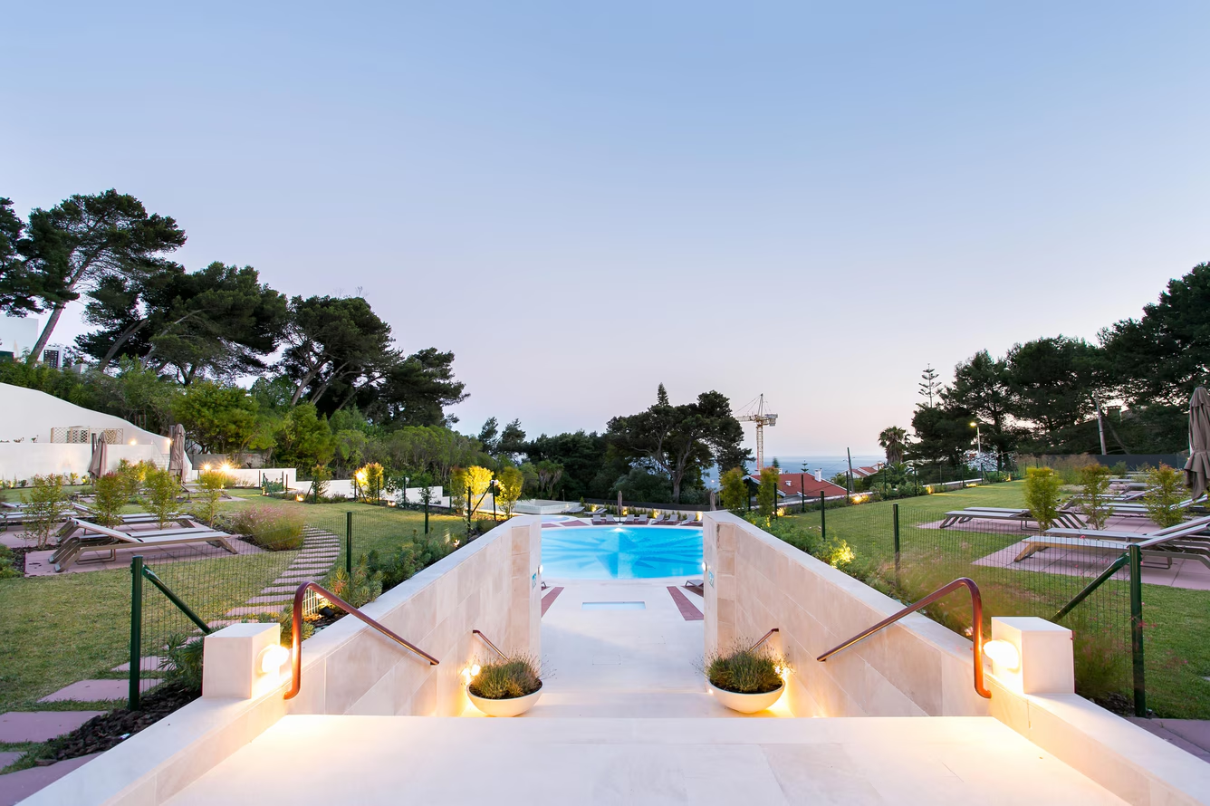 Escadaria de acesso à piscina com vista para o mar