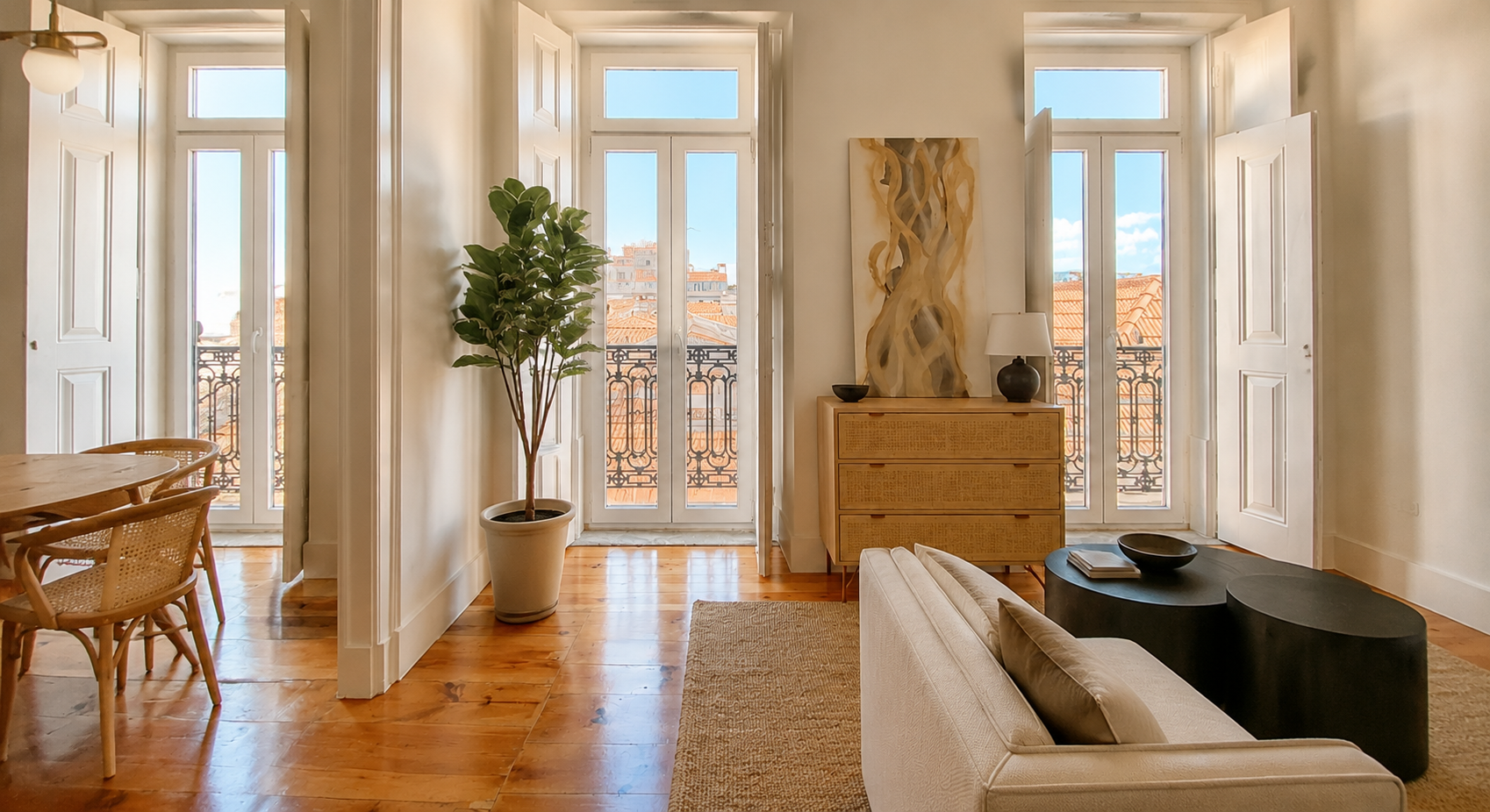 Sala com portas de sacada e vista sobre a cidade