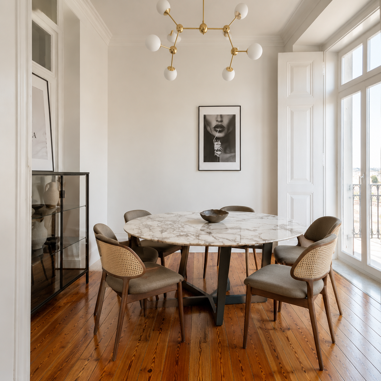 Sala de jantar com mesa redonda em mármore
